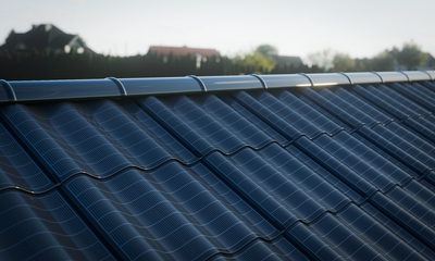 Solární střešní tašky vs. klasické solární panely: co se vyplatí v roce 2026?