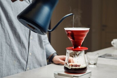 Začněte šetřit už při ranní kávě: 10 tipů, jak doma neplýtvat energií